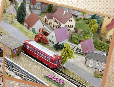 Rote Diesellok in Modellbahn-Ortschaft