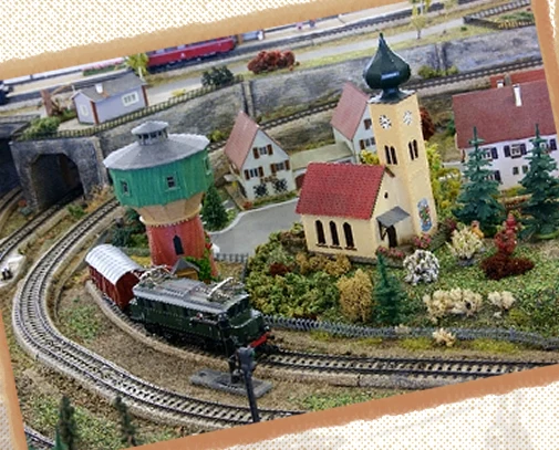Modellbahn-Dorf mit Zug